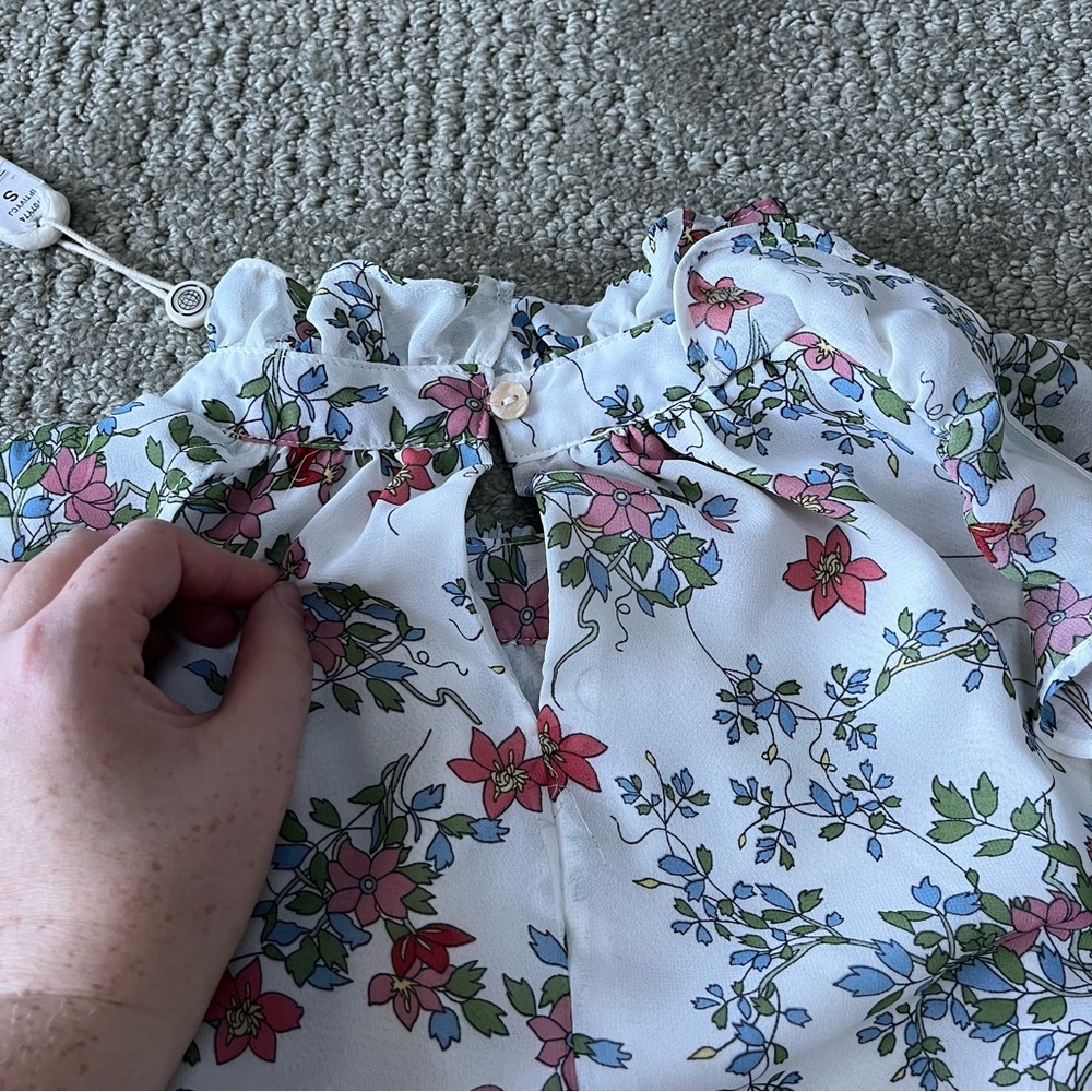 NWT Women's Max Studio Cold Shoulder Floral Top size Small in Ivory - Picture 9 of 10